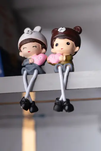 Adorable Resin Couple Decorative Figurines – Perfect for Love & Friendship Gifts