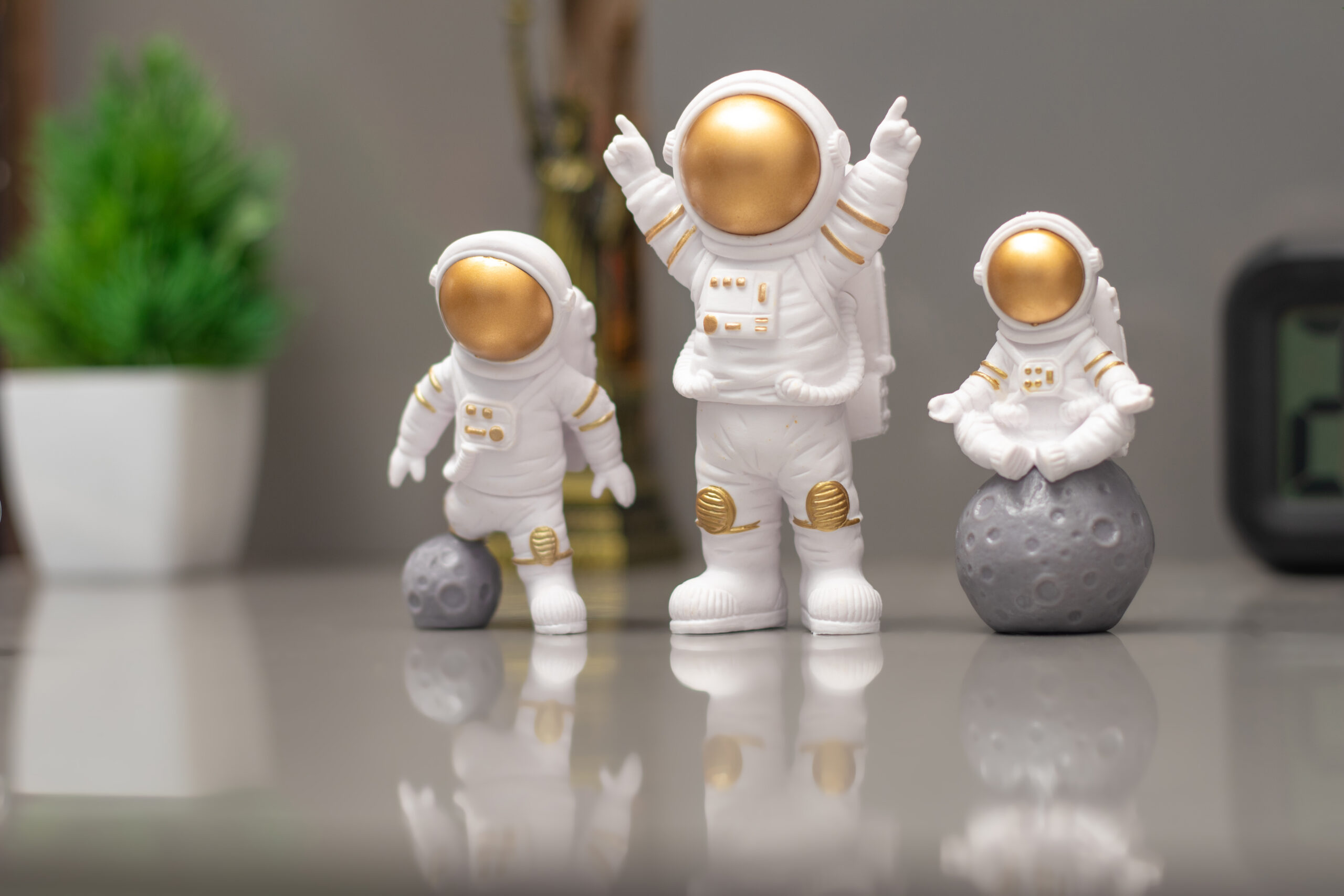 3 piece golden astronaut figurine set – 10 cm handcrafted spaceman ornaments for home, office & car décor 3 piece golden astronaut figurine set – 10 cm handcrafted spaceman ornaments for home, office & car décor